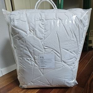 Crate & Barrel queen duvet